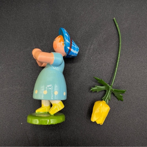Very Old ERZGEBIRGE German Hand Carved Wooden Girl Holding Yellow Daffodil - Picture 7 of 15